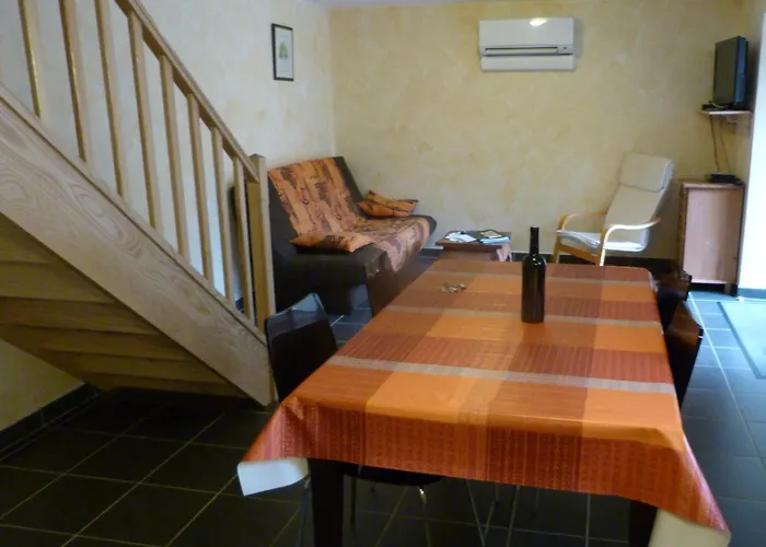 Oustalou بيت للعطل